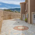 Chelmis Asta La Vista Maisonettes